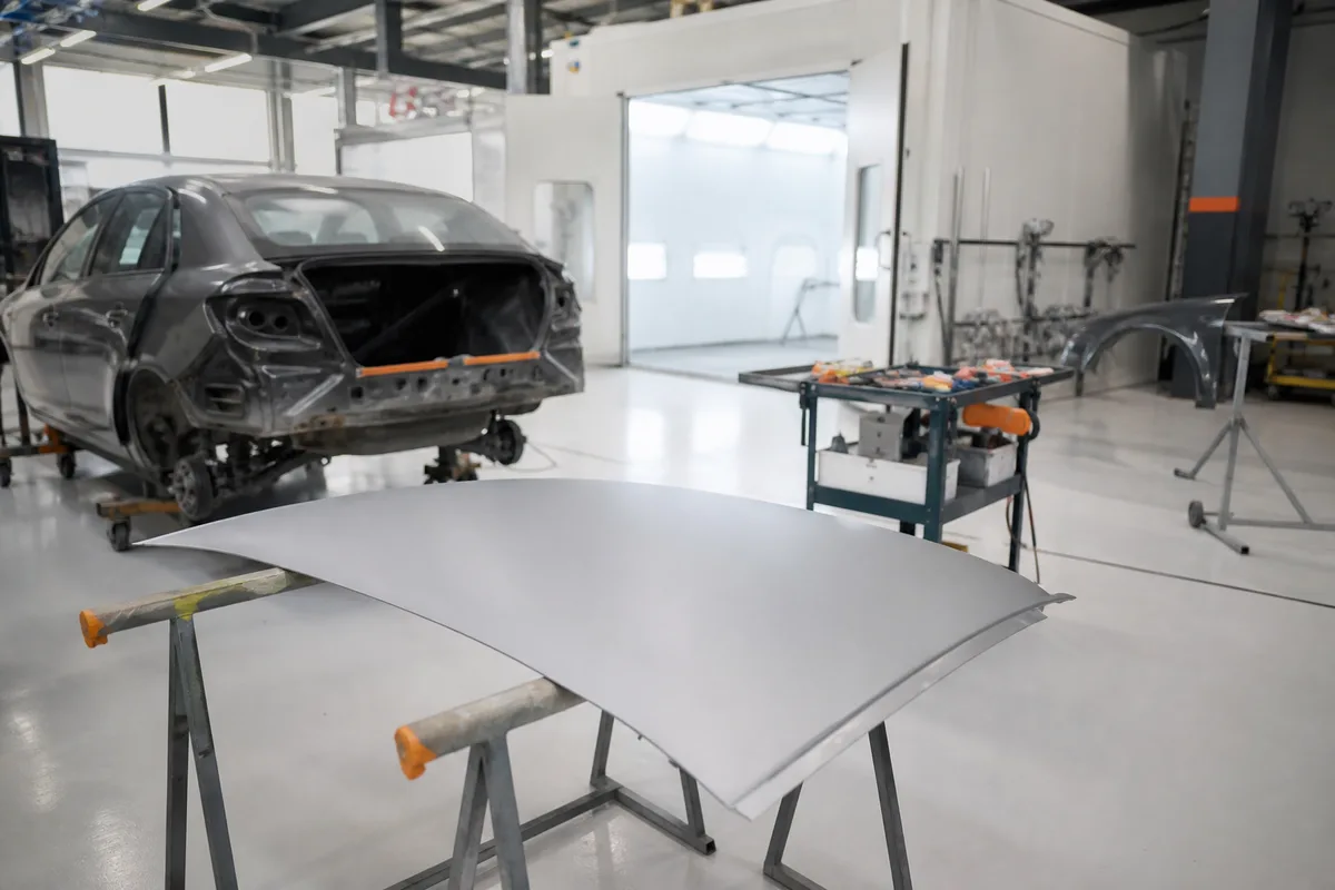 Atelier de carrosserie automobile avec véhicule en cours de préparation